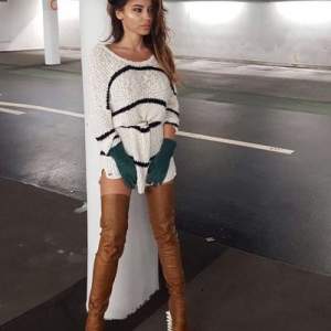 İlkadım Merkez'de Göz Alıcı Zarifliği ve Şehirli Stiliyle Escort Bayan