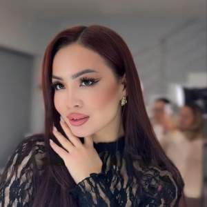 Yini genc bayan Dunyo